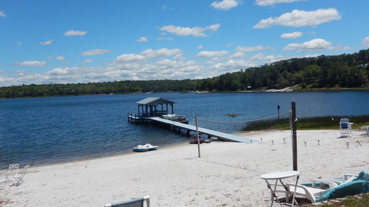 Putnam Hall House | LAKEHOUSE CLOSE TO GAINSVILLE, BEACH,DOCK, GAME ROOM WITH ADDITIONAL BUNK ROOM