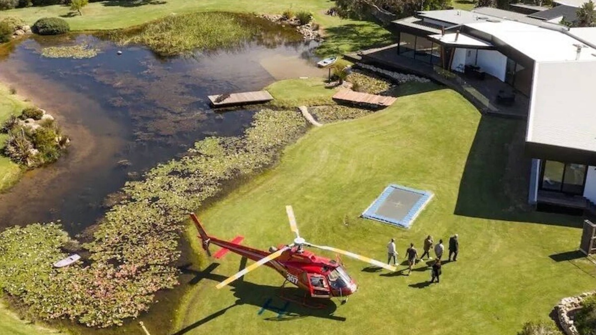 Newhaven House | Lakehouse Estate is on 3 acres with private lake