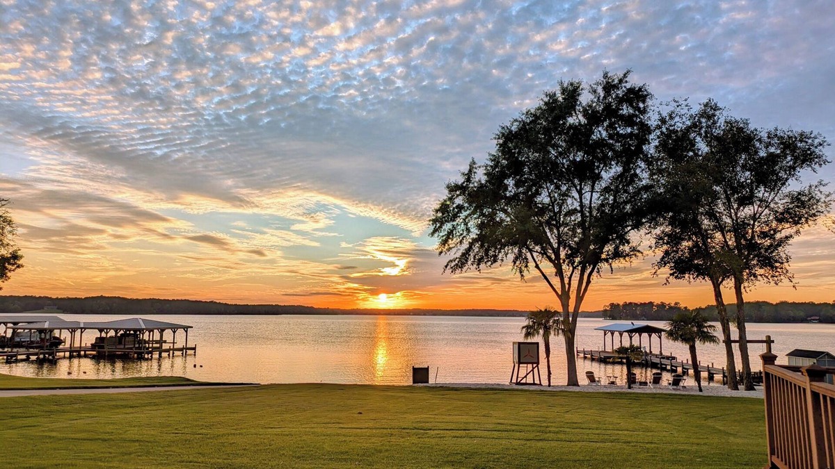 Cross Hill House | Lakehouse Landing - Hot tub + Outdoor Kitchen + Stunning sunsets