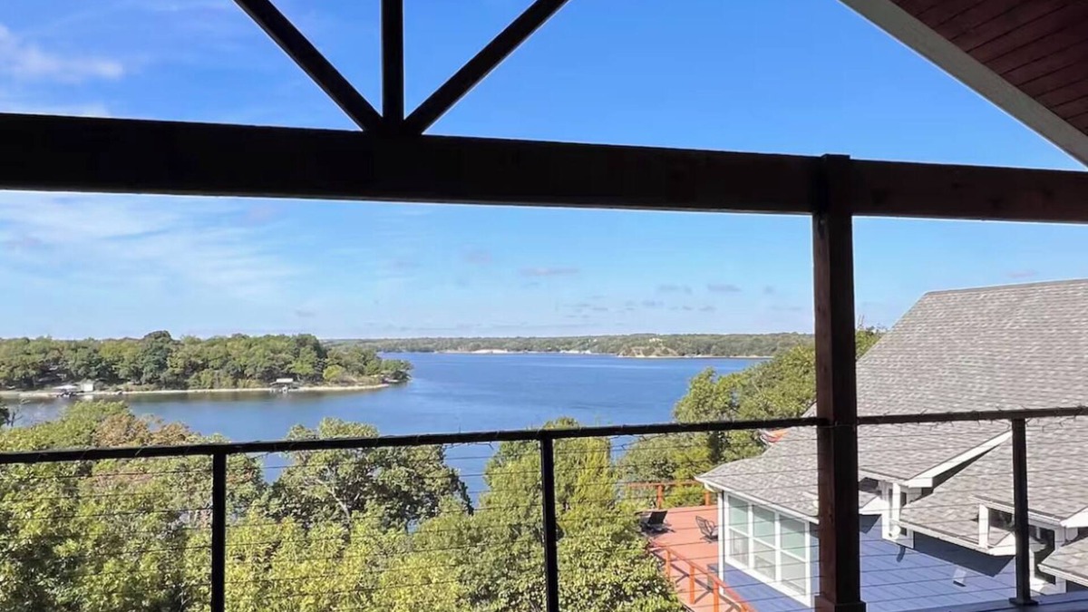 Gainesville House | Lakehouse Retreat- 15min to Winstar Casino, Gorgeous views w/path to the lake