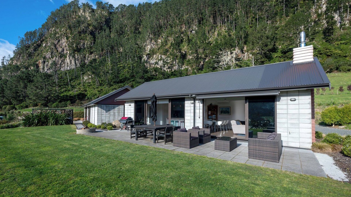 North Island House | Lakehouse Retreat - Whakamaru Holiday Home