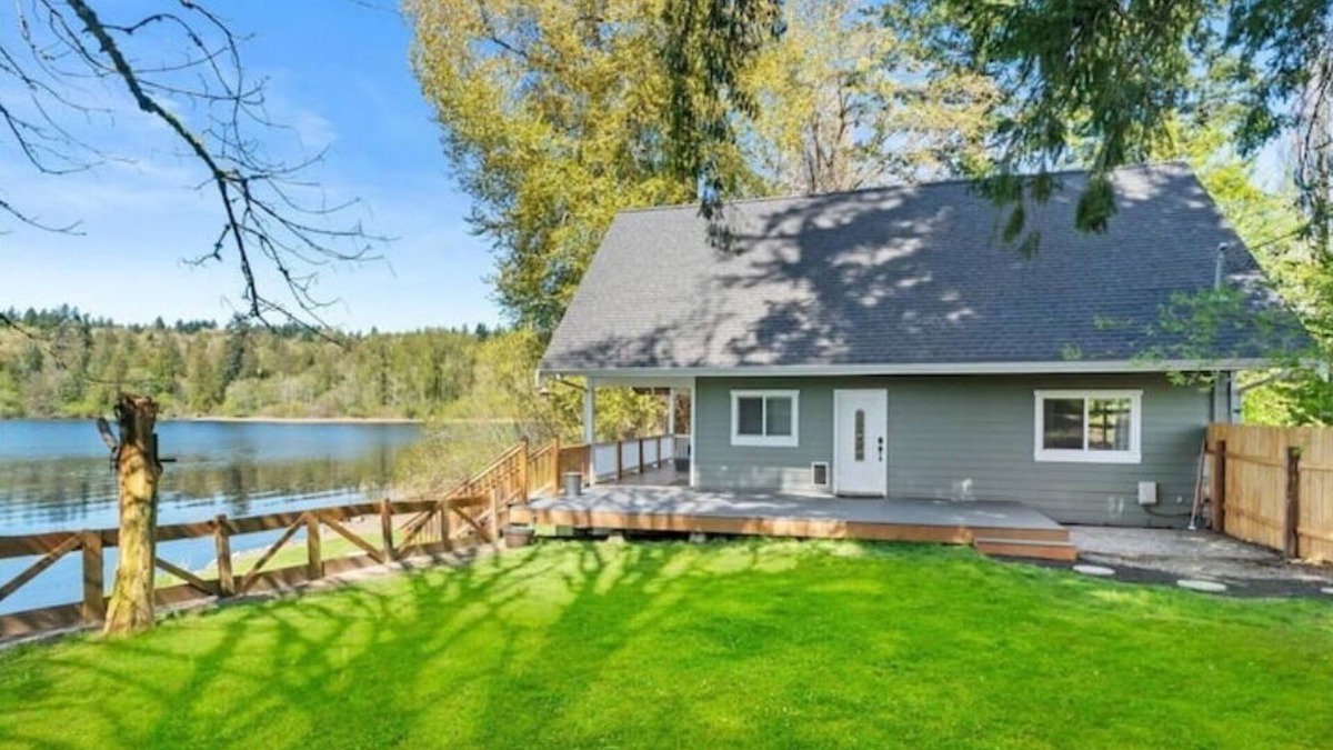South Colby House | Lakehouse With Hot Tub, Covered Patio, Outdoor Fire-pit and BBQn