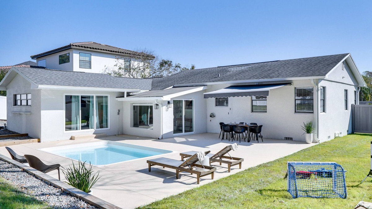 Lakeland House | Lakeland Retreat w/Private Pool & Yard Games!