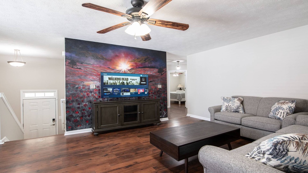 Emerson House | LakePoint Getaway - Spacious home w/King Bed, 1 mile from LakePoint Sports