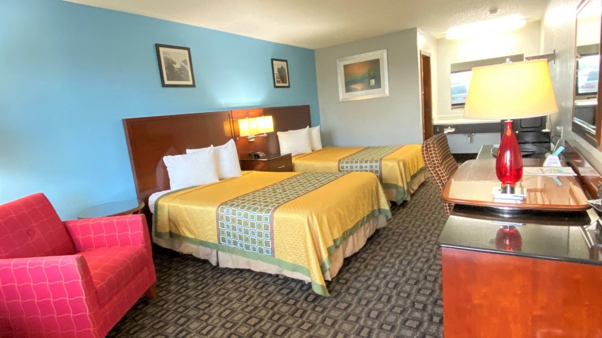 Warsaw Hotel | Lakes Inn
