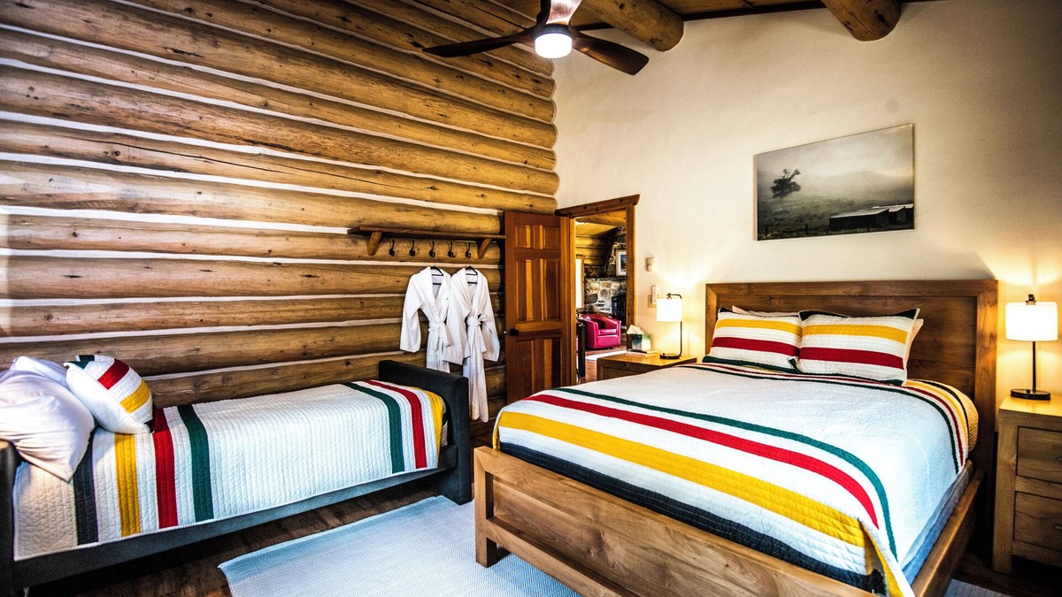 Ennis Cabin | Lakeshore Cabins and Campground