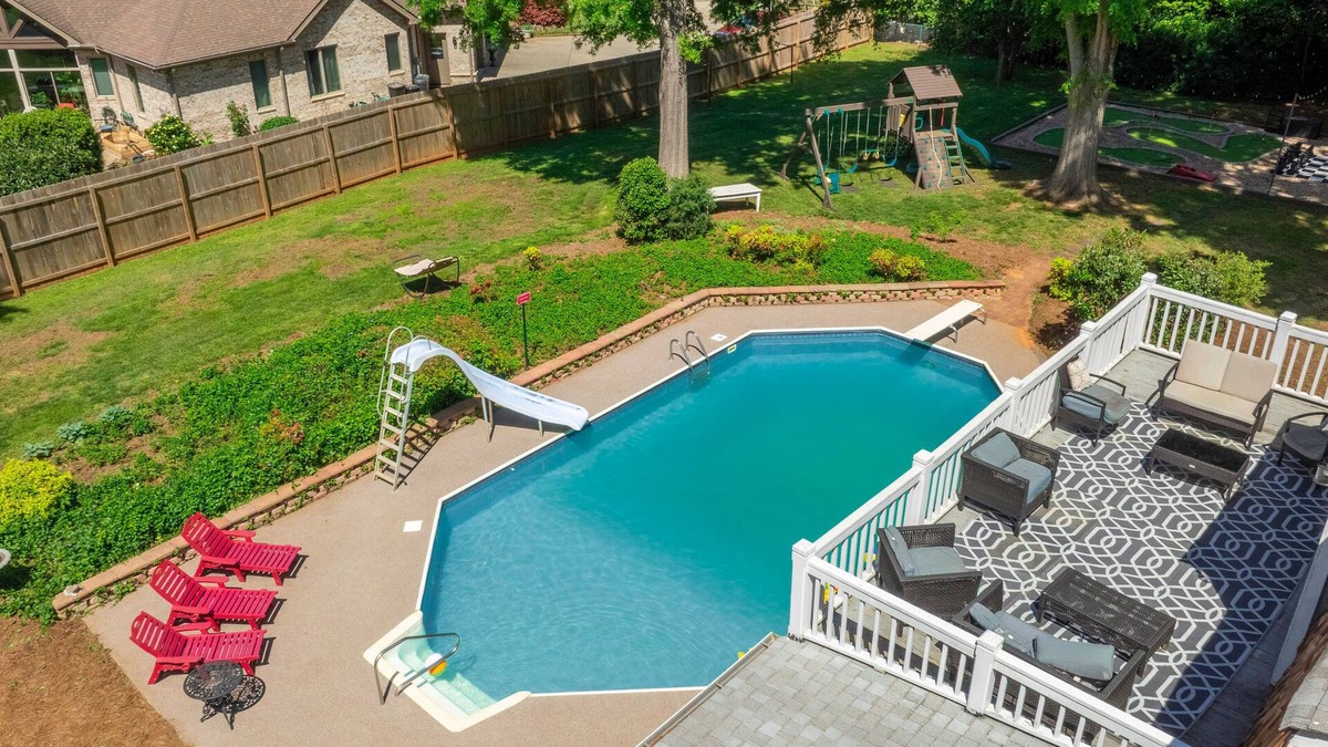 Mount Mourne House | "Lakeshore Cottage" Pool - Hot Tub - Arcade - Lake Norman Access
