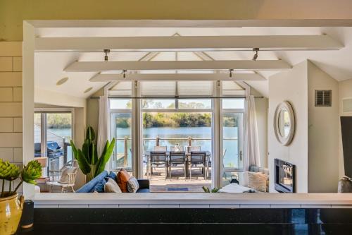 South Cerney House | Lakeshore