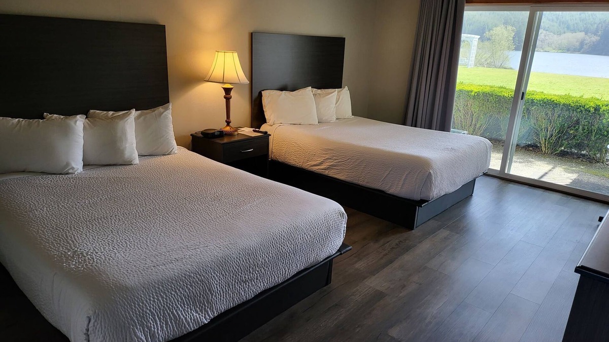 Lakeside Hotel | Lakeshore Lodge