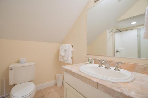 Homer House | Lakeshore Lodging Lodge 711