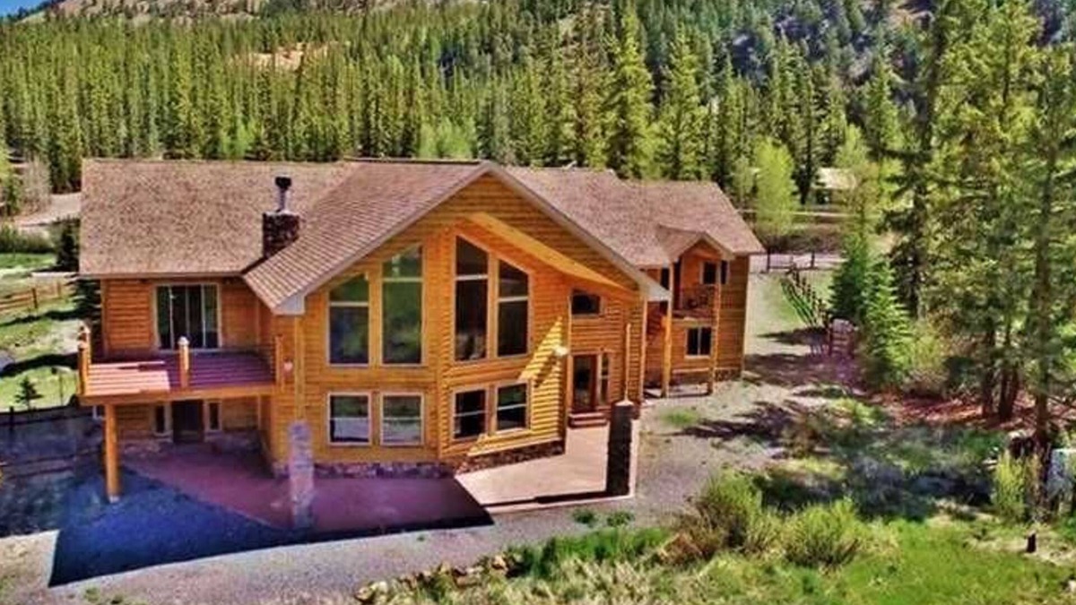 Lake City House | Lakeshore Manor - Picturesque Lakefront House on Beautiful Lake San Cristobal