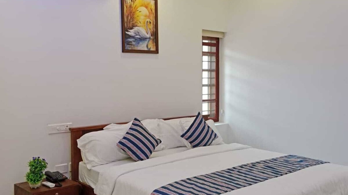 Thanneermukkom Villa | Lakeshore Premier Serviced Villa - Room Near Lake Vembanad!