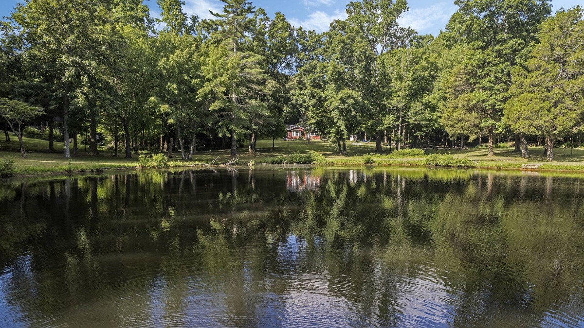Dickson Cottage | Lakeside, 2-Bedroom Cottage with Fire Pit in Dickson