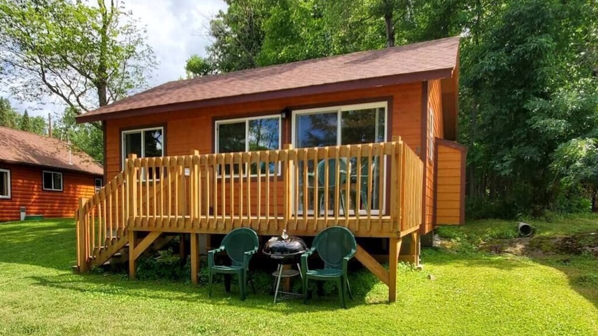 Ray Cabin | Lakeside 2 Bedroom Otter Cabin on Kab