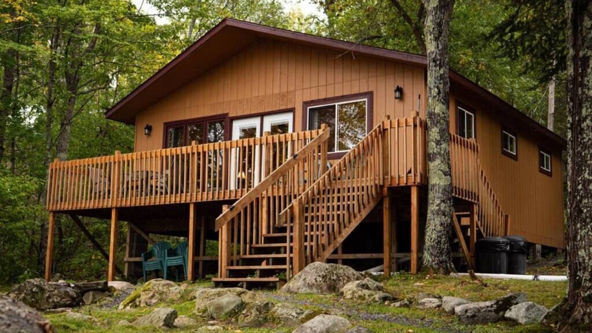 Ray Cabin | Lakeside 2 Bedroom Wolf's Den Cabin on Kab