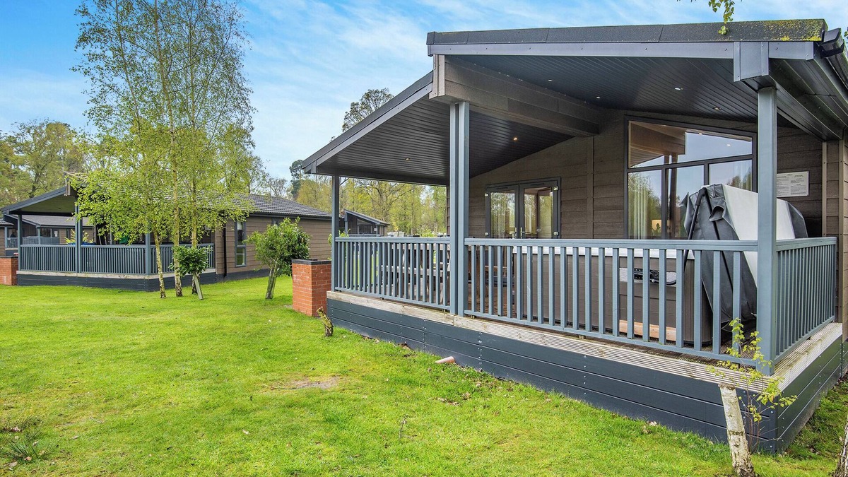 Woodhall Spa Ski Chalet | Lakeside 2 Pet Friendly