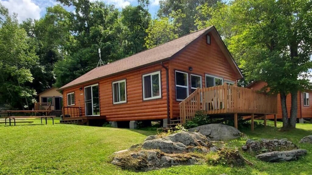 Ray Cabin | Lakeside 3 Bedroom Lazy Days Cabin on Kab