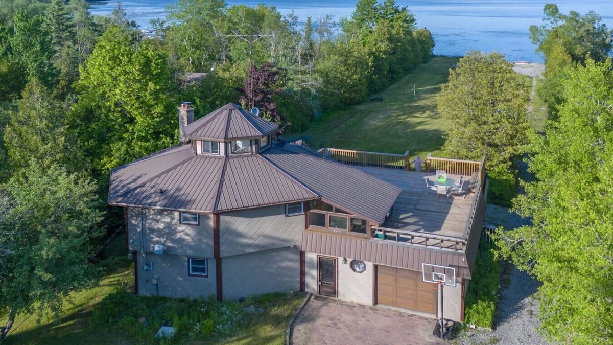 Bewdley House | Lakeside 4BR Cottage in Bailieboro w/BBQ Grill