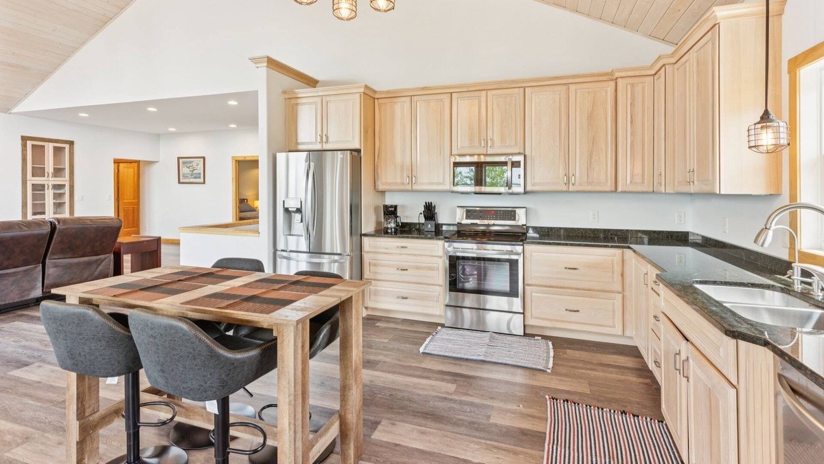 Crary Villa | Lakeside 4br Retreat Private, Peaceful & Scenic 4 Bedroom Villa