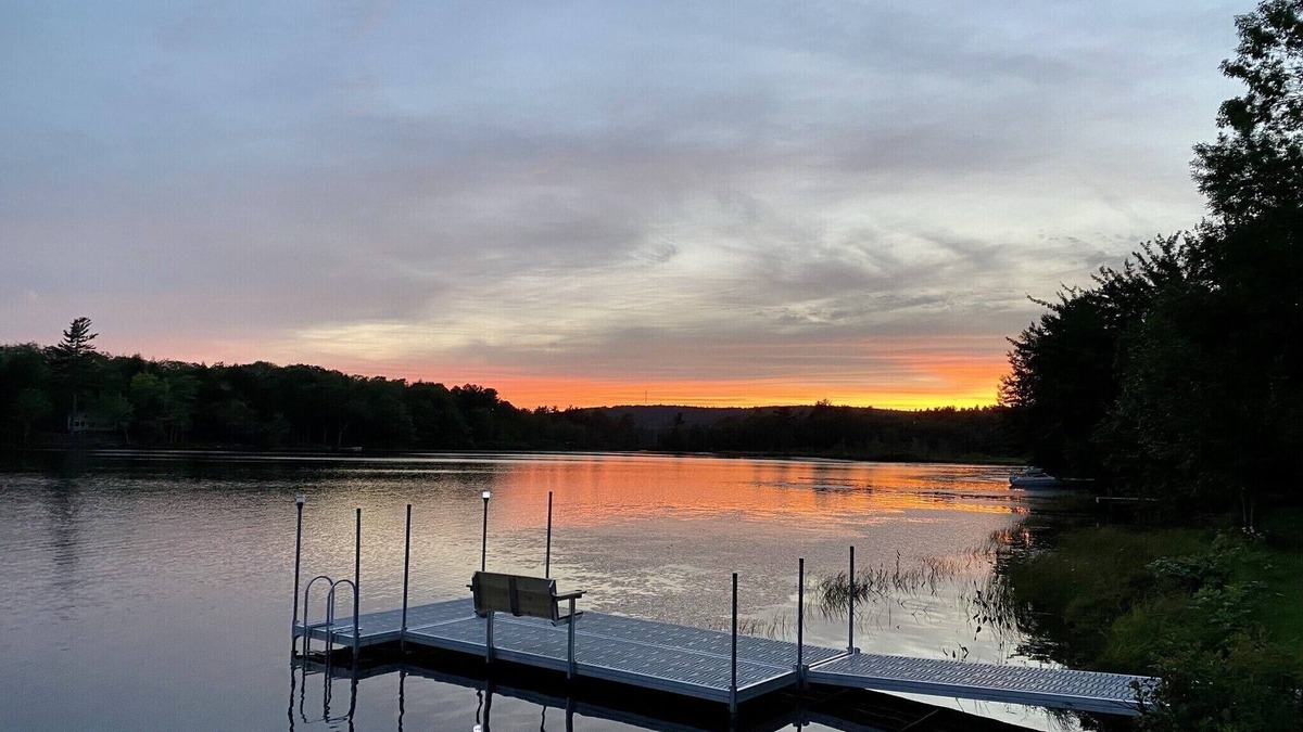 Liberty House | Lakeside and hot tub fun with unforgettable sunsets await all year round!