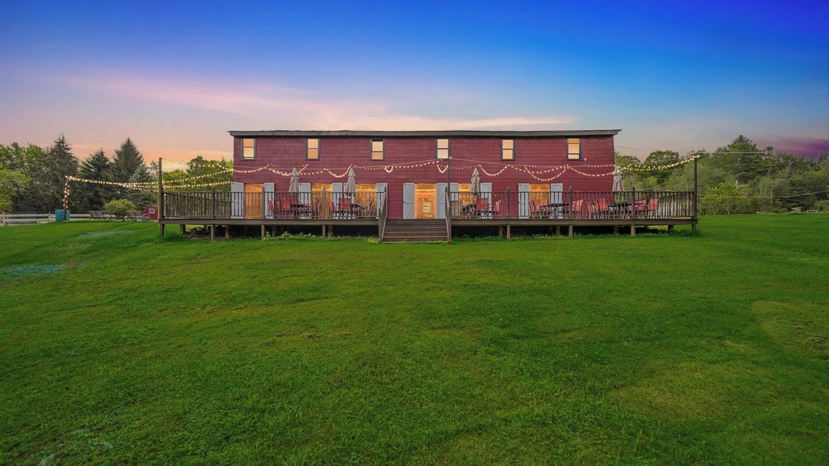 Liberty Resort | Lakeside Barn Estate- 3 Cozy Homes+Pool+Hot Tub!
