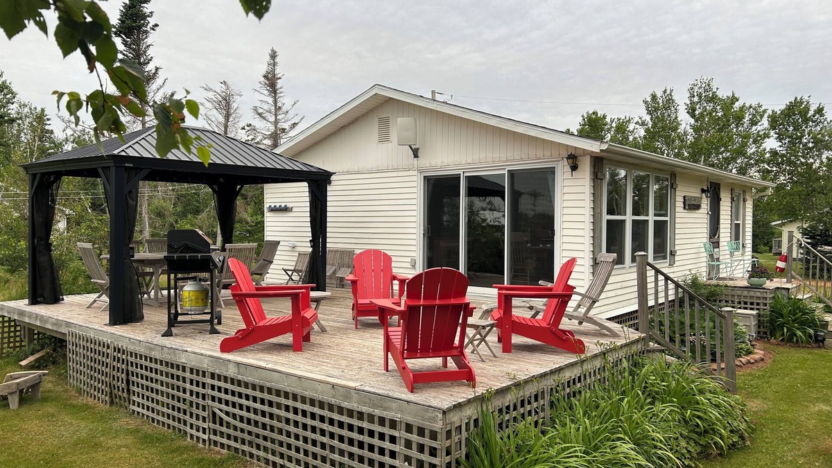 Morell Cottage | Lakeside Beach Cottage "Salty Shores" Lic #2031037