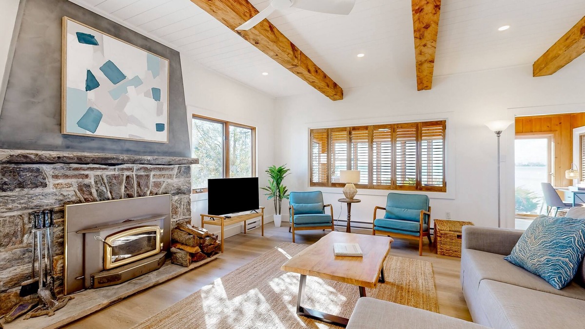 Innisfil Cottage | Lakeside Bliss: Charming Retreat with Spectacular Views & Waterfront Location