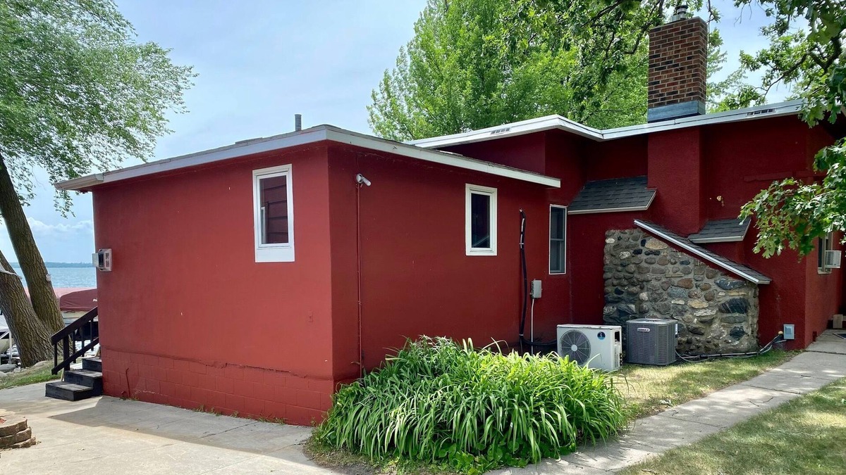Long Beach Cabin | LAKESIDE CABIN 1 bedroom 1 bath efficiency apartment nice couple getaway cabin 1