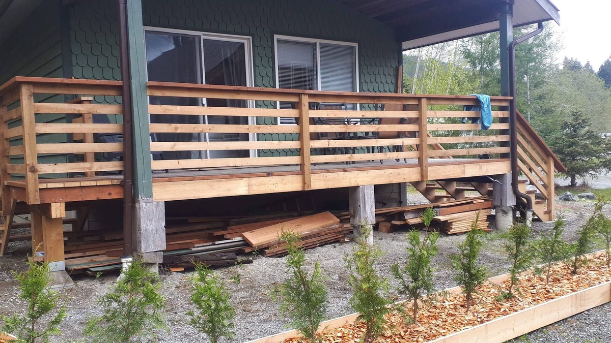 Lake Cowichan Hotel | Lakeside Cabin - Beaver Lake Resort - Pet friendly - Airbnb Legal!