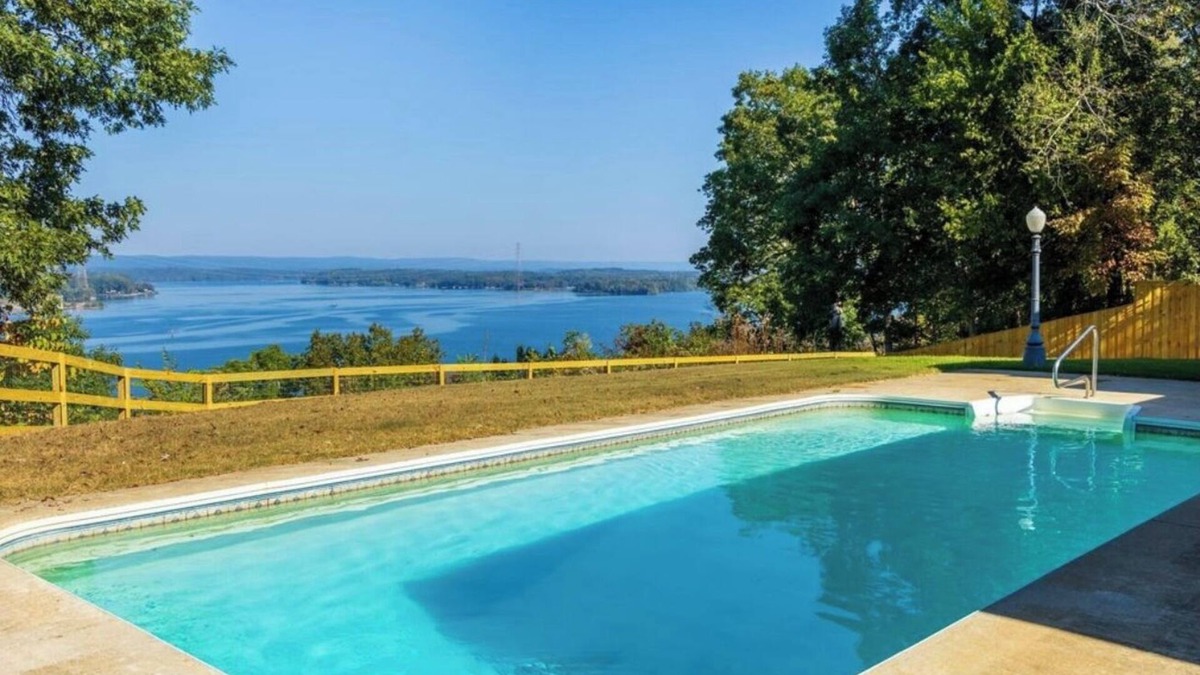 Harrison Cabin | Lakeside Cabin minutes from major wedding venues - POOL and 10 person swim spa