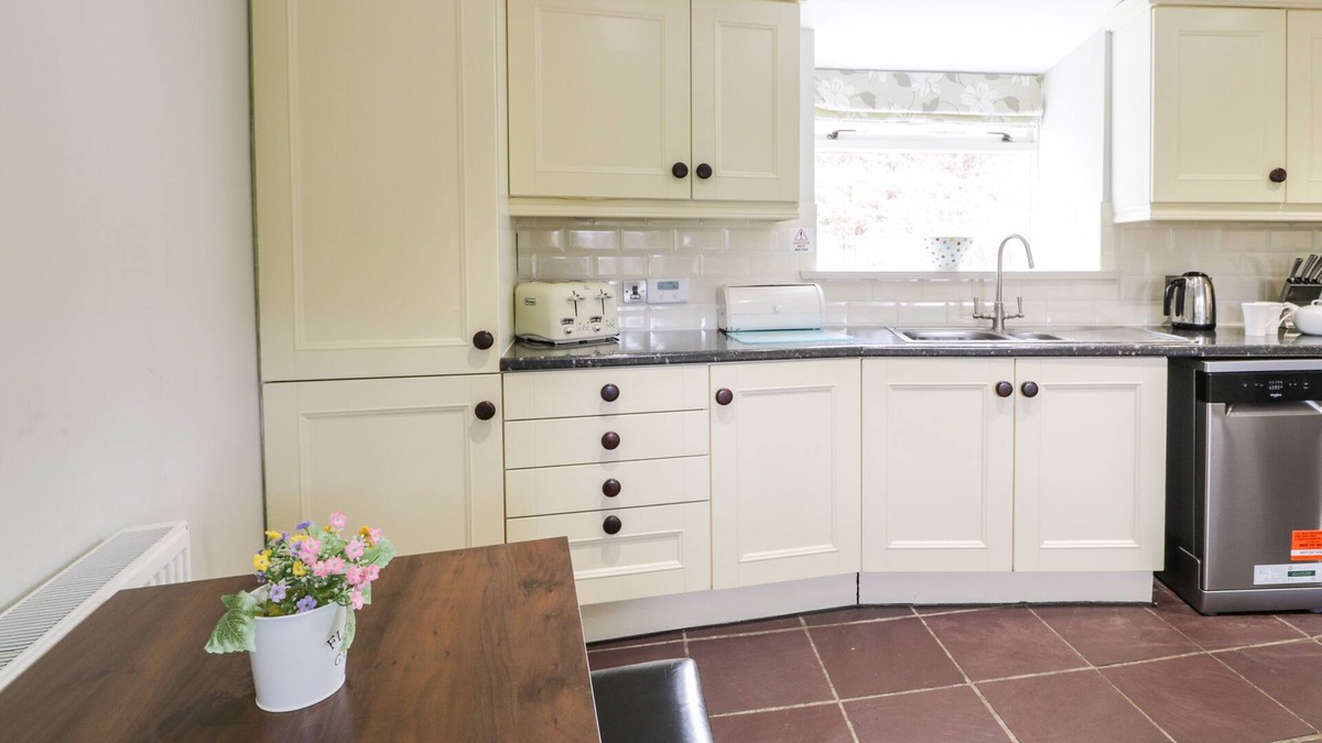 Cwm-y-glo Cottage | Lakeside Cottage