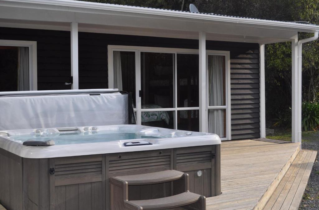 Lake Tarawera House | Lakeside Cottage with Jetty at Lake Tarawera