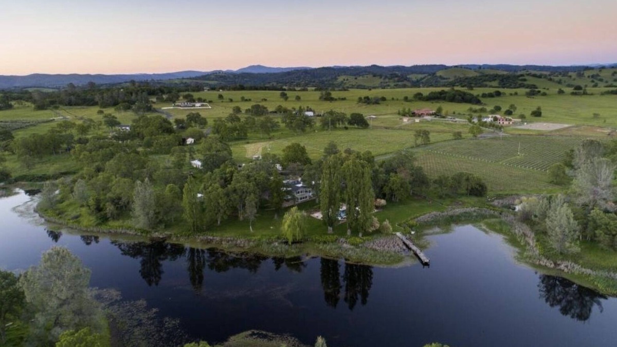 Altaville House | Lakeside, Countryside & Winery Property