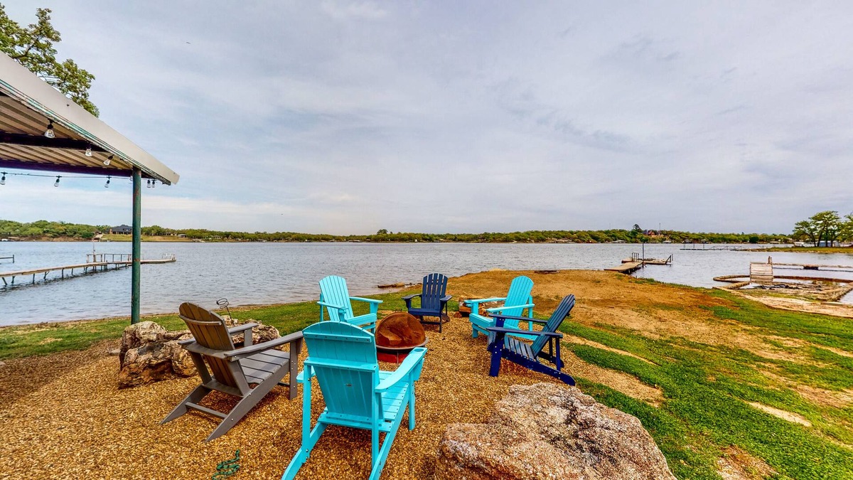 Bowie House | Lakeside dog-friendly retreat with covered patio