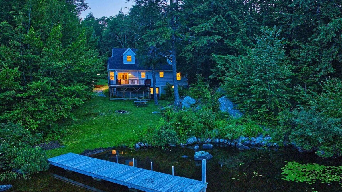 Stoddard House | Lakeside Escape - 4BR/2BA Retreat 2hrs from Boston