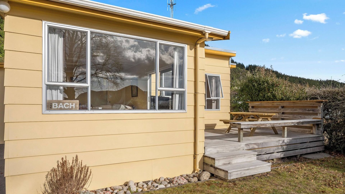 Motuoapa Cottage | Lakeside Escape - Motuoapa Holiday Home