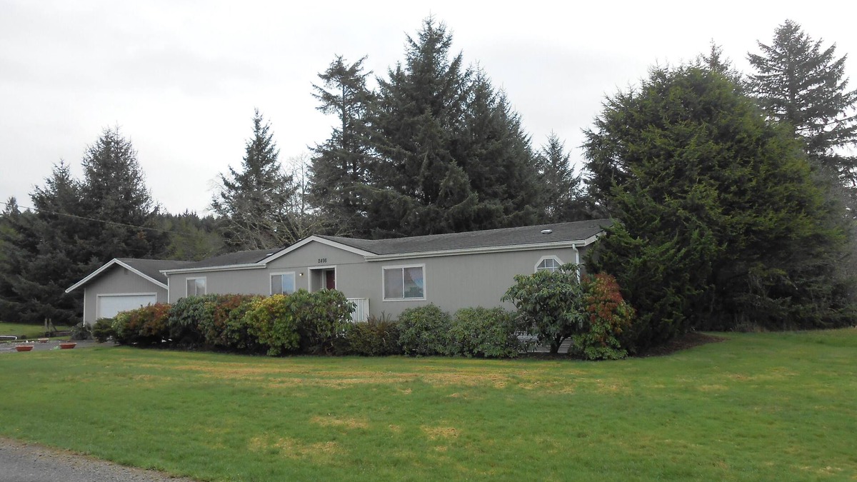Ilwaco House | Lakeside Family Home on Cranberry Farm!