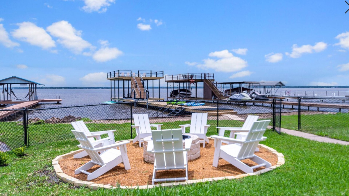 Mabank House | Lakeside Getaway - fire pit, paddle boards, canoes, ping pong