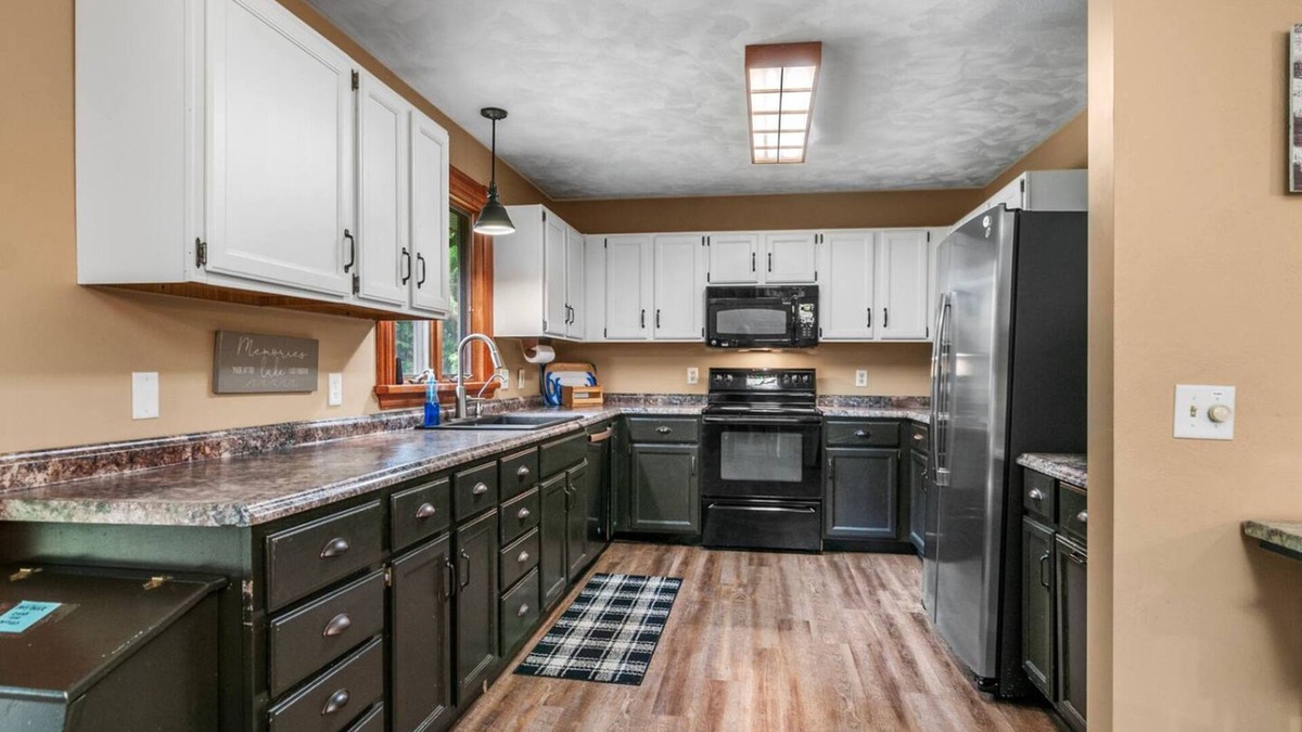 Gaylord House | Lakeside Getaway pet Friendly
