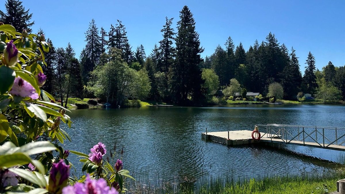 Burley House | Lakeside home on Horseshoe Lake: kayaks, paddle boards, fire pit, games, fishing