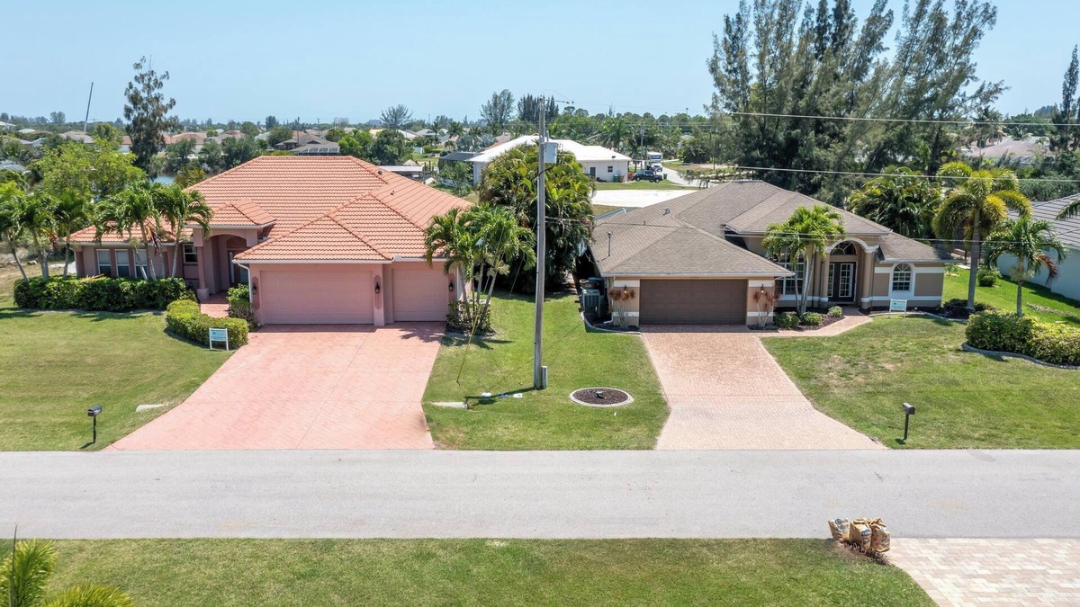 Pelican House | Lakeside Living, Private Beach, Pool Table, Two Heated Pools - The Joint Venture - Roelens Vacations