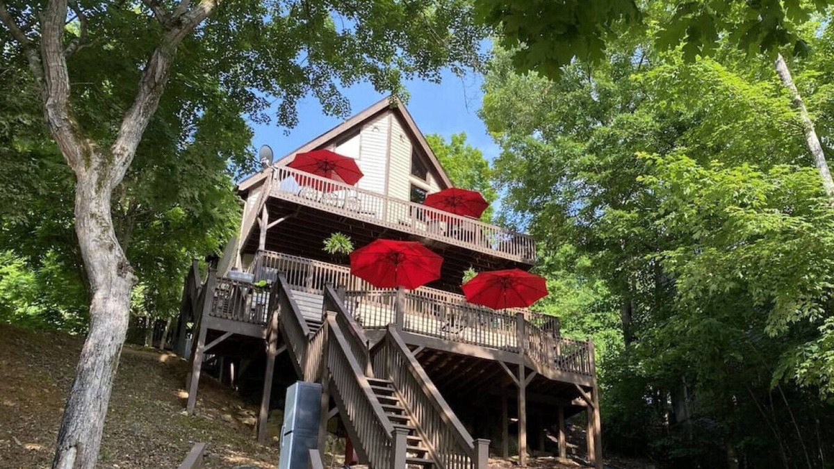 Flat Hollow Marina Cabin | Lakeside Lodge- Dock, Hot Tub, Fire Pit+ 8 Kayaks