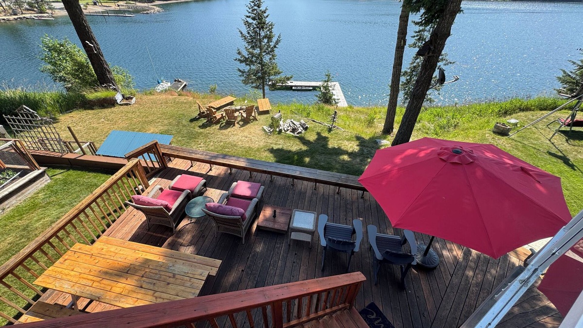 Sagle House | LAKESIDE LODGE. GARFIELD BAY WATERFRONT. TWO DECKS. DOCK. GREAT MOUNTAIN VIEWS.