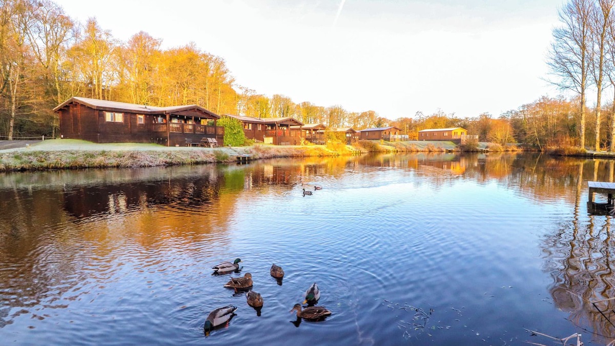 Knott End-on-Sea Cottage | LAKESIDE LODGE, pet friendly, character holiday cottage in Garstang