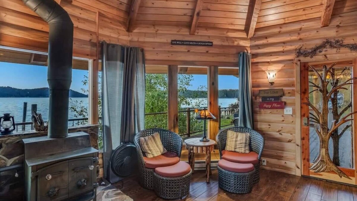 Coeur d'Alene House | Lakeside Loft | Beautiful Waterfront Log Cabin