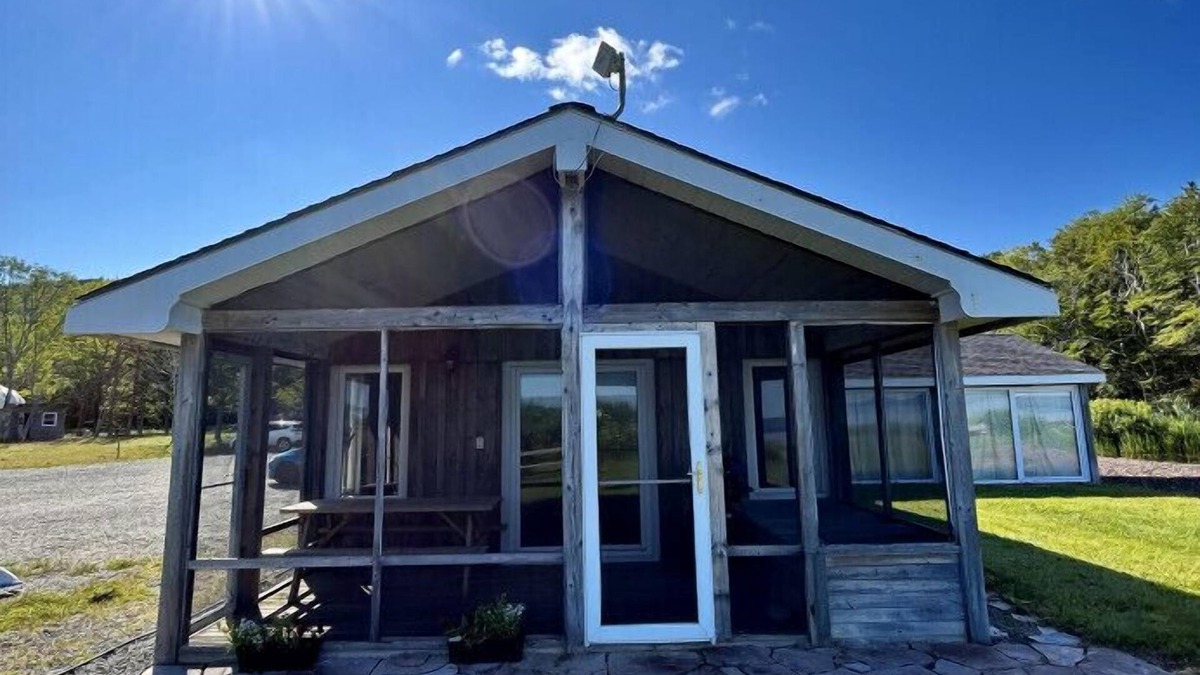 West Bay Cottage | Lakeside Luxury Cottage & Hot Tub