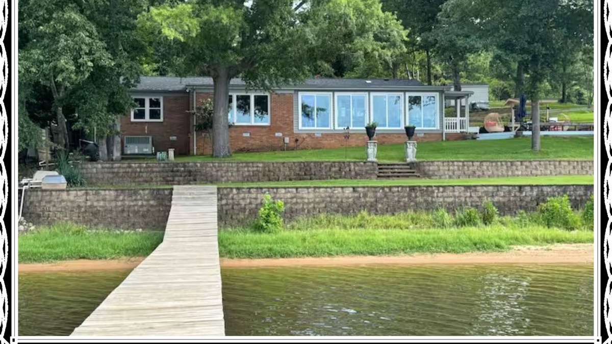 Liberty Hill House | Lakeside Luxe- 3 bedroom/2 bathroom- fully renovated