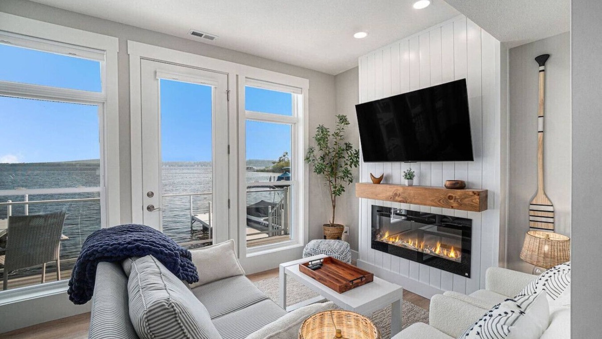 Oden House | Lakeside Luxe Retreat + Sauna!