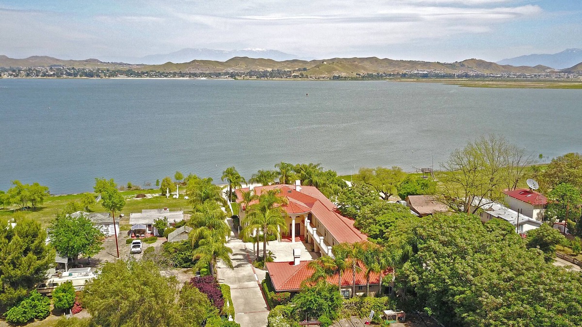 Lakeland Village House | Lakeside Mansion Waterfront Family Reunions + Events!