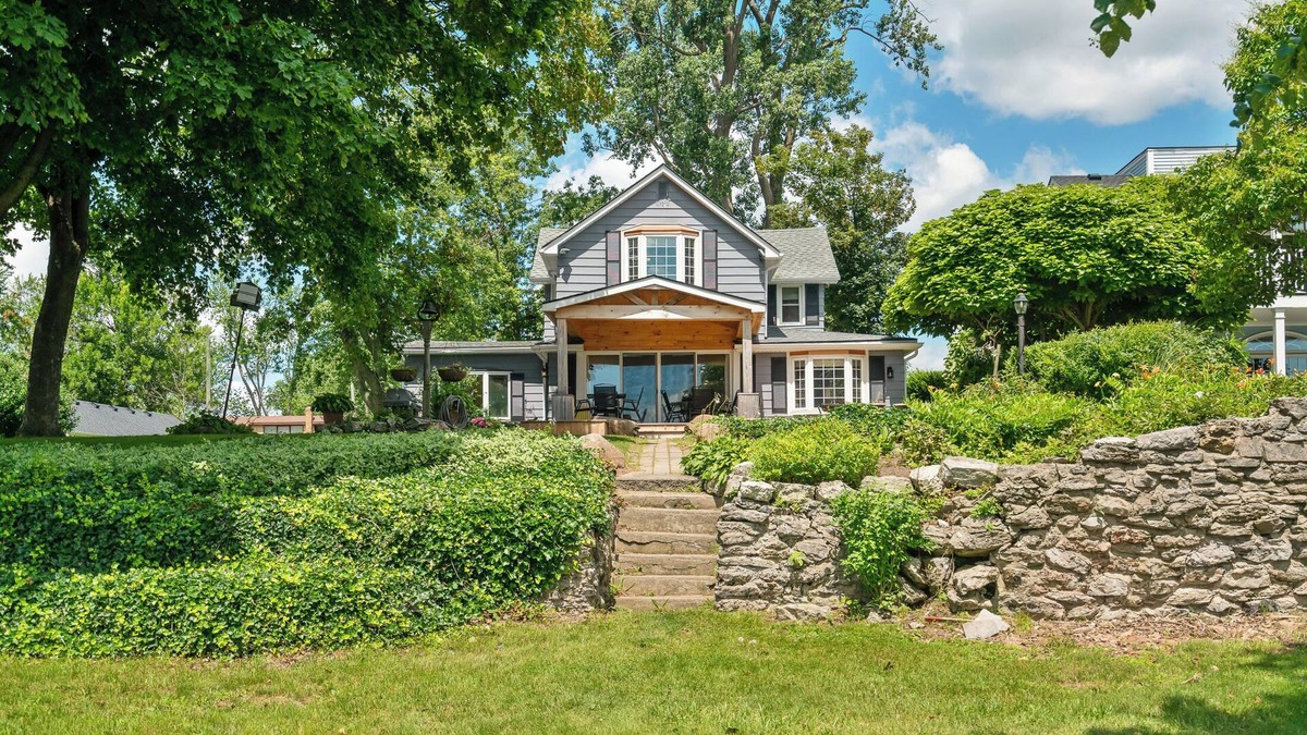 Fort Erie House | Lakeside Paradise